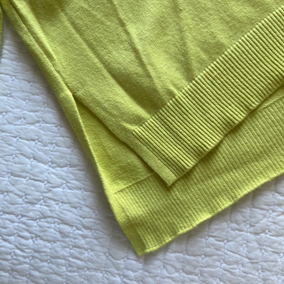 TAHARI Kiwi Green Sweater - Picture 4 of 7